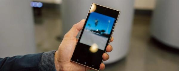 Samsung's object deletion feature has an additional Magnetic Lasso tool