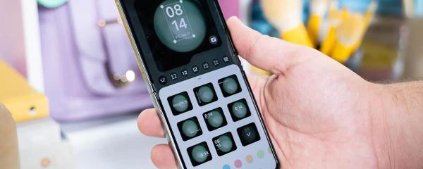 This is all you can do on the Galaxy Z Flip 5's external display