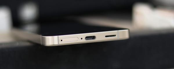 Why is Samsung not rushing to use silicon-carbon batteries on high-end smartphones?